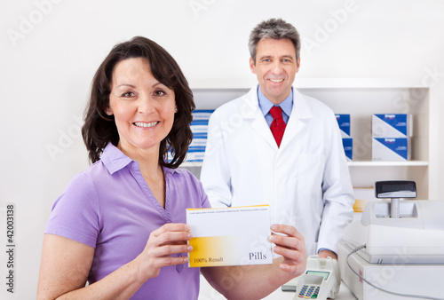 Foto: Woman buying medicine at drug store Woman buying medicine at drug store