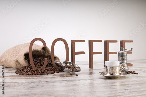 Foto: Traditional coffee in front of coffee letters and beans Traditional coffee in front of coffee letters and beans