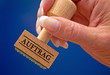 Auftrag - Stempel mit Hand