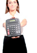 femme montrant une calculatrice