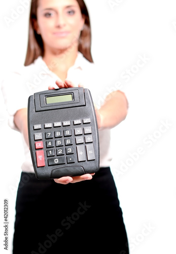 Photo: femme montrant une calculatrice femme montrant une calculatrice