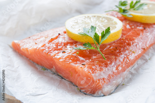 Photo: Raw loin of salmon with lemon Raw loin of salmon with lemon
