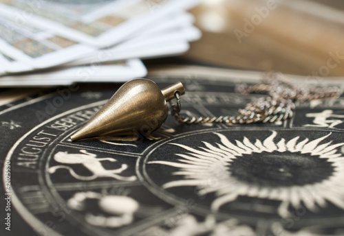 Photo: Pendel mit astrologischer Karte und Tarotkarten Pendel mit astrologischer Karte und Tarotkarten