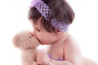 fillette qui embrasse son ourson
