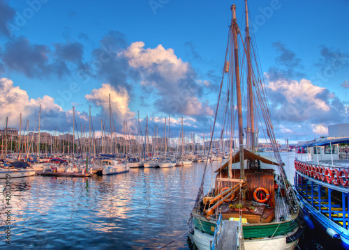 Foto: Boats in the harbor of Barcelona Boats in the harbor of Barcelona