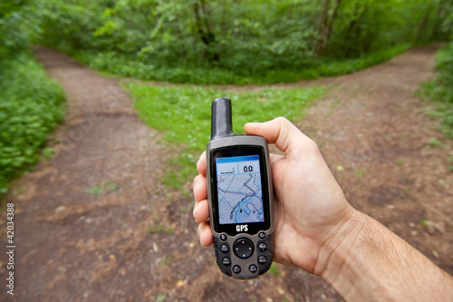 Photo: GPS Handgerät zeigt den richtigen Weg - Navigationsgerät, Navi GPS Handgerät zeigt den richtigen Weg - Navigationsgerät, Navi