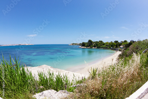 Foto: beautiful coast on the Blue Sea, siracusa, sicily, italy beautiful coast on the Blue Sea, siracusa, sicily, italy
