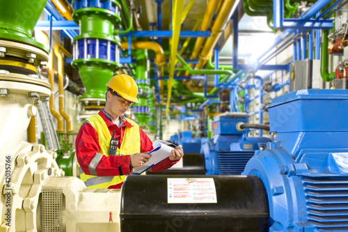 Photo: Engine room maintenance Engine room maintenance