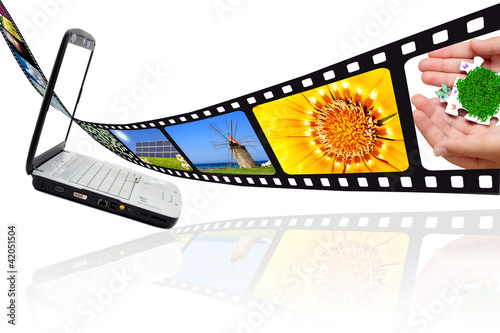 Photo: Pellicola film su sfondo bianco e PC portatile Pellicola film su sfondo bianco e PC portatile