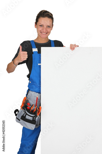 Foto: Women craftsman behind white plate Women craftsman behind white plate