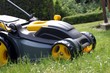 futuristisch gestylter Rasenmäher in Aktion, nah