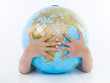 globus mit pflaster und hand