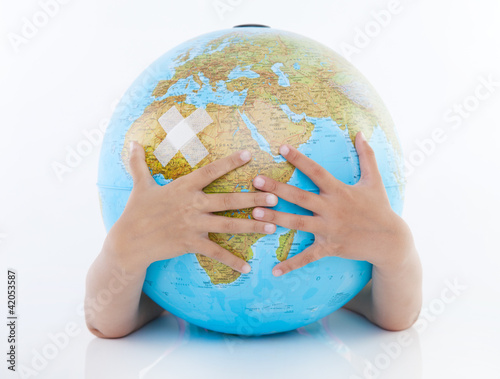 Photo: globus mit pflaster und hand globus mit pflaster und hand