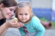 bébé et poulet