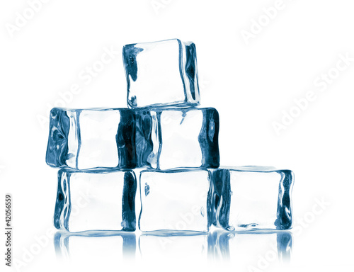 Foto: ice cubes isolated on white ice cubes isolated on white