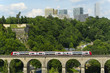 Landschaft mit Brücke und Europaviertel in Luxemburg