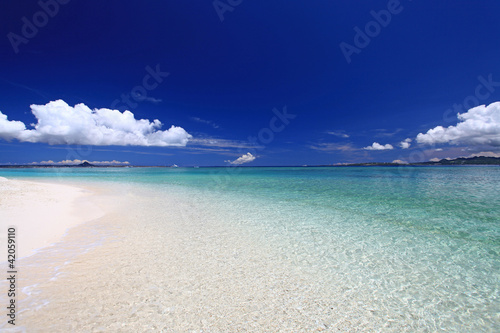 Photo: 水納島の美しいビーチと紺碧の空 水納島の美しいビーチと紺碧の空