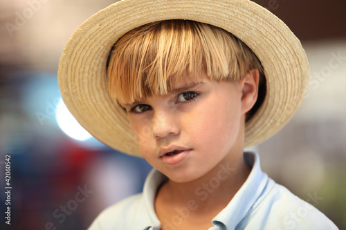 Foto: Blond boy with straw hat Blond boy with straw hat