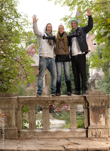 Foto: Young people in park smiling Young people in park smiling