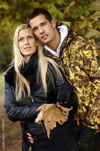 Foto: Loving couple enjoying autumn forest Loving couple enjoying autumn forest