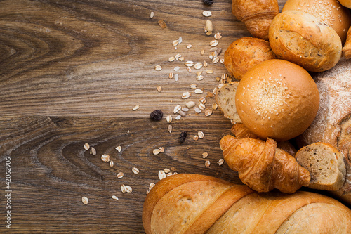 Foto: assortment of baked bread on wood table assortment of baked bread on wood table