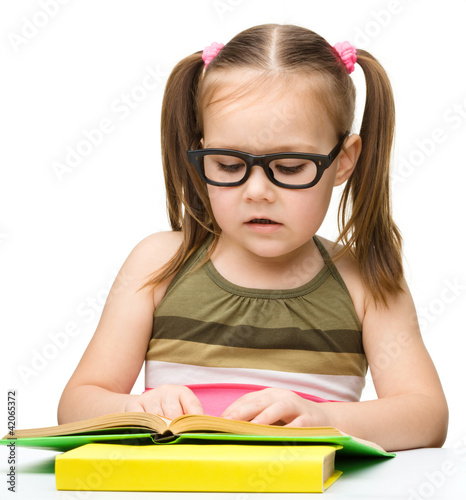 Foto: Cute little girl reading book Cute little girl reading book