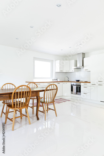 Foto: interior house, large modern kitchen, dining table interior house, large modern kitchen, dining table