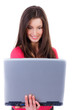 junge frau schaut auf ihr laptop