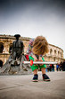 Enfant jouant devant les arènes de Nîmes