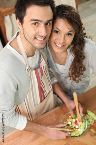 Foto: couple cooking in the kitchen couple cooking in the kitchen