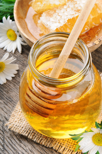 Photo: Glass honey pot and comb Glass honey pot and comb