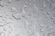 detalle de gotas de agua sobre superficie metalica