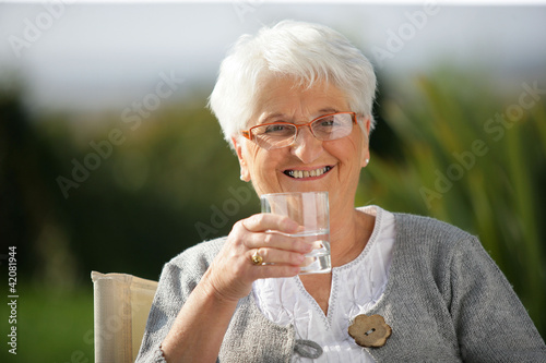 Foto: Senior woman with a glass of water Senior woman with a glass of water