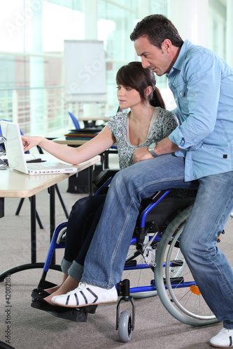 Foto: Girl working in a wheelchair Girl working in a wheelchair