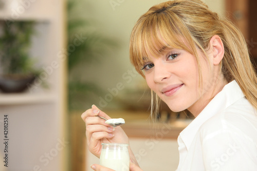 Foto: Woman eating yoghurt Woman eating yoghurt