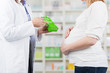 apothekerin verkauft einer schwangeren frau tee