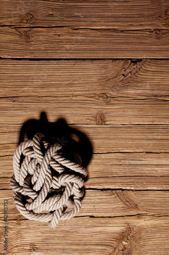 Foto: Ropes on a wooden background Ropes on a wooden background