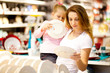 Foto: mother and daughter shopping for homeware mother and daughter shopping for homeware
