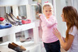 Foto: mother and daughter shopping mother and daughter shopping
