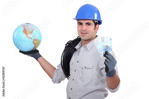 Foto: Electrician holding globe and cash Electrician holding globe and cash