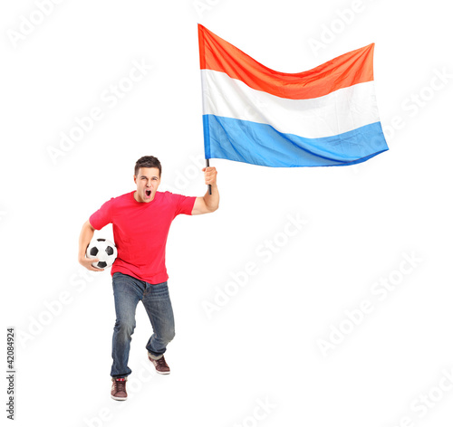 Foto: Male football fan holding a Netheralnds flag Male football fan holding a Netheralnds flag