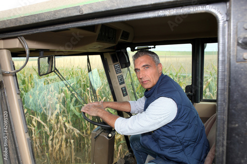 Foto: Farmer driving a tractor Farmer driving a tractor
