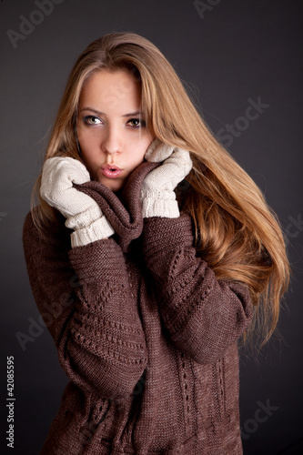 Foto: Beauty Portrait. Beautiful woman on a black background Beauty Portrait. Beautiful woman on a black background