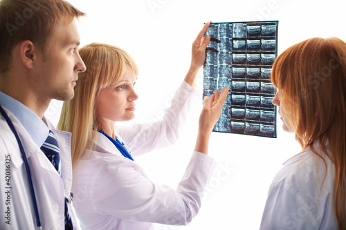 Foto: Looking at x-ray photograph Looking at x-ray photograph