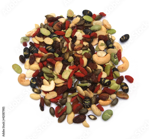 Foto: organic mixed nuts and dry fruits organic mixed nuts and dry fruits
