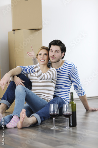 Foto: Young couple moving in new home Young couple moving in new home