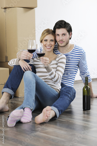 Foto: Young couple moving in new home Young couple moving in new home