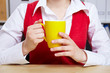 Hände halten Kaffeetasse