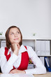 Frau im Büro denkt nach