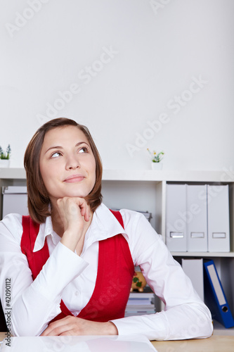 Foto: Frau im Büro denkt nach Frau im Büro denkt nach